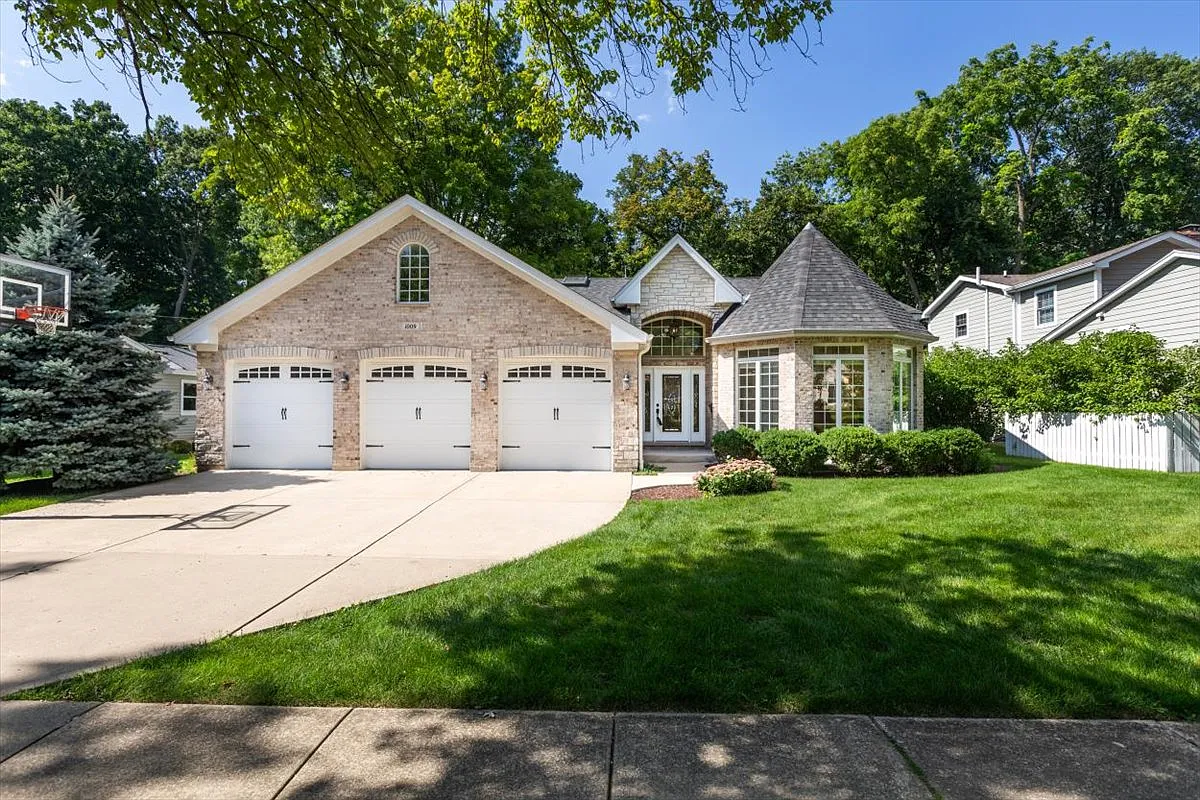 4 bed, 2877 sqft, $5,800 — Photo 1