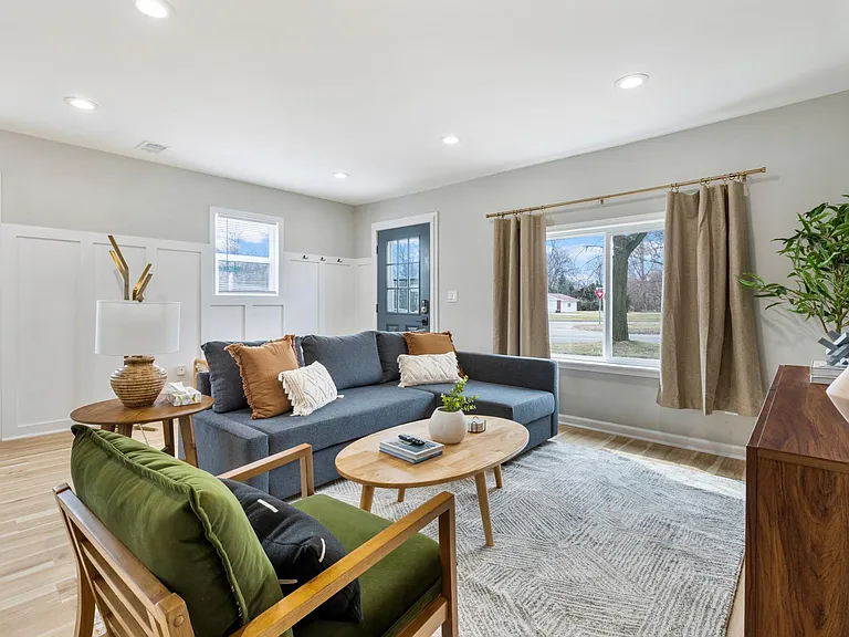24761 Outer Dr — Photo 9
