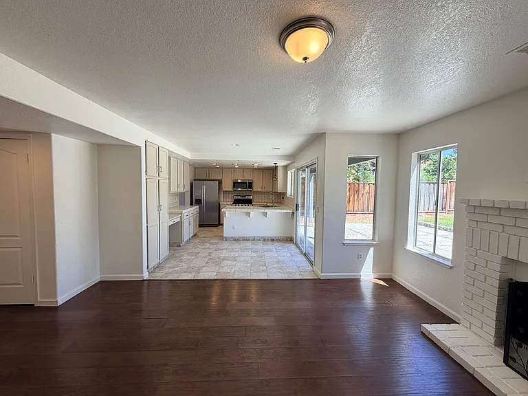 937 Neal St — Photo 10
