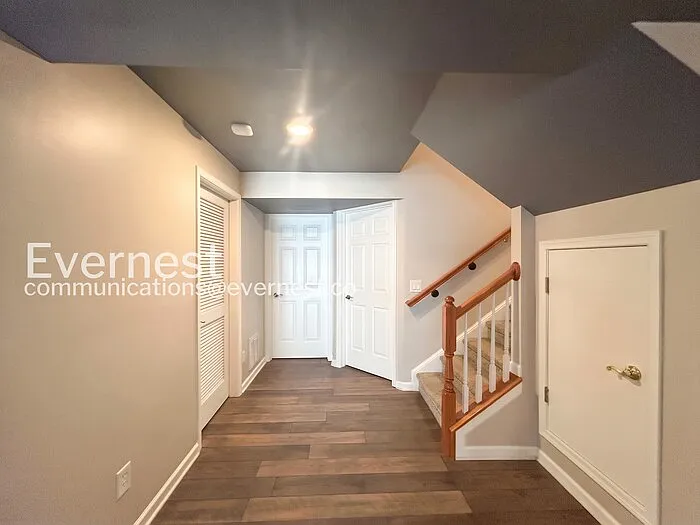 3 bed, 3.5 bath, 2472 sqft, $2,495 — Photo 2