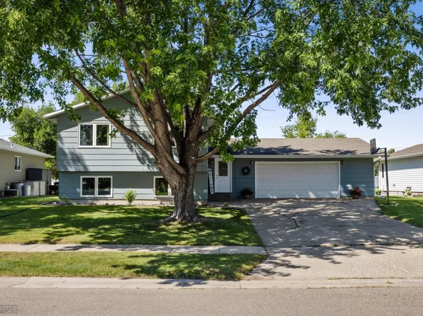 36 Evergreen Cir, West Fargo, ND 58078