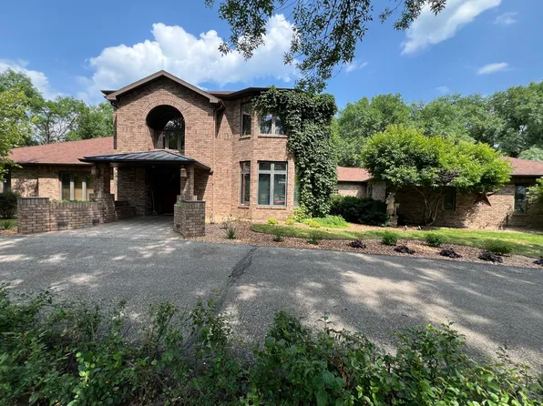 1761 Melody Ln, Aberdeen, SD 57401