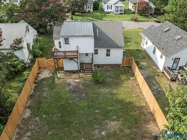 2105 Clarke St — Photo 11