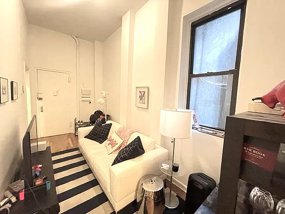 3rd image of 307 E 6th St APT 2B
