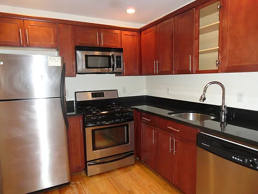 Rented by Halvatzis Realty | media 6