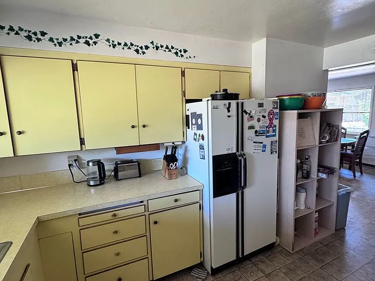 1124 Woodside Dr — Photo 2