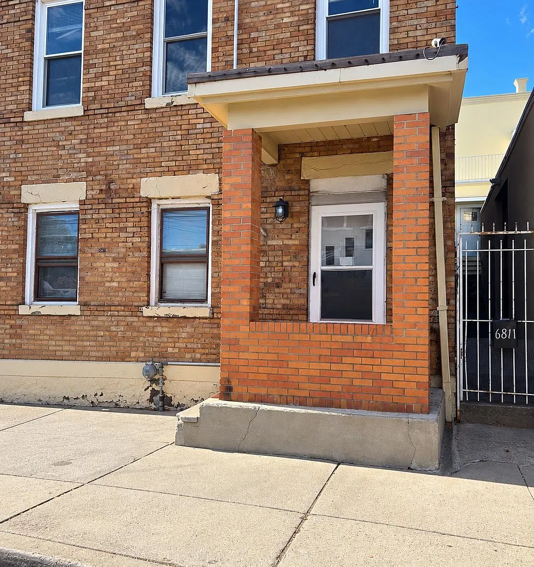 3 bed, 1.0 bath, $2,900 — Photo 1