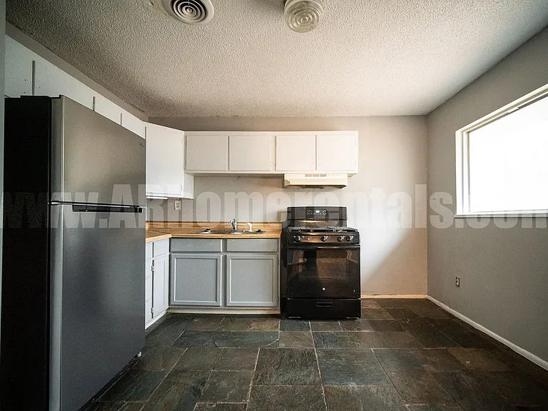 916 Desoto Pl — Photo 5