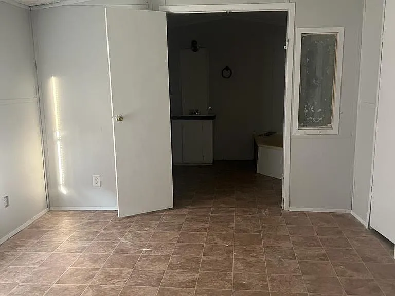 2410 Emery Hills Dr — Photo 2