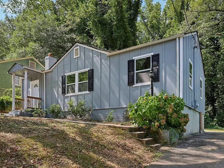 1626 Kenmore St SW — Photo 1