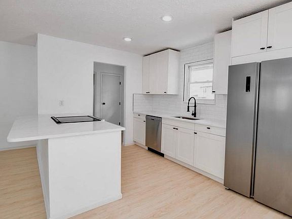 3rd image of 1124 Comanche Dr