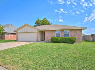 949 N Windermere Dr, Moore, OK 73160
