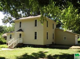 412 8th St, Alton, IA 51003