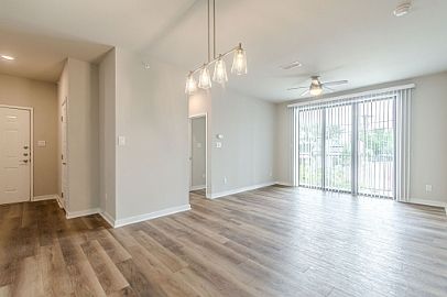 5th image of 711 S Frio St #1302