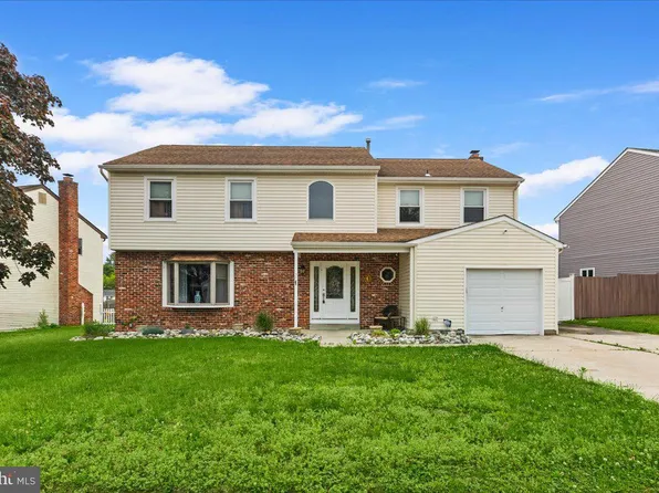 70 Twin Ponds Dr, Sewell, NJ 08080