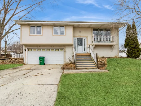 157 Greenway Dr, Bloomingdale, IL 60108