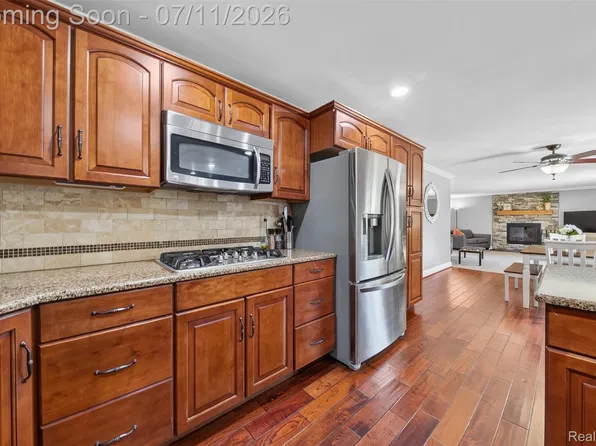 800 Hinford Ave, Lake Orion, MI 48362
