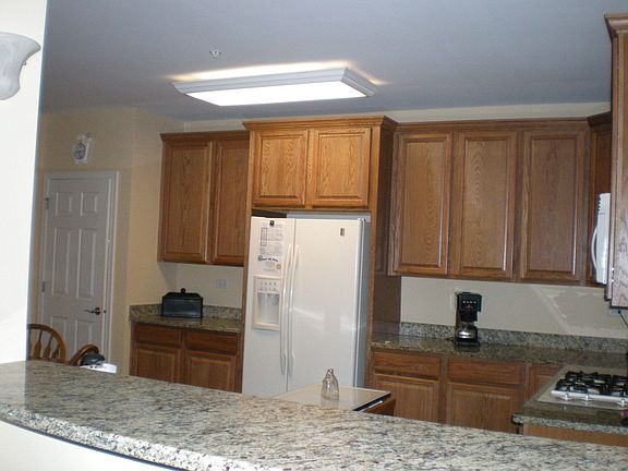 granite, 42in cabinets,breakfast bar