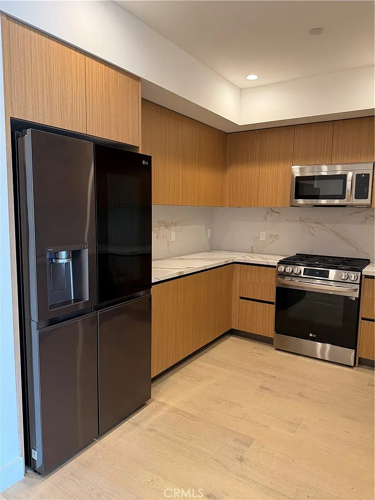 3 bed, 2.5 bath, 1450 sqft, $5,450 — Photo 3