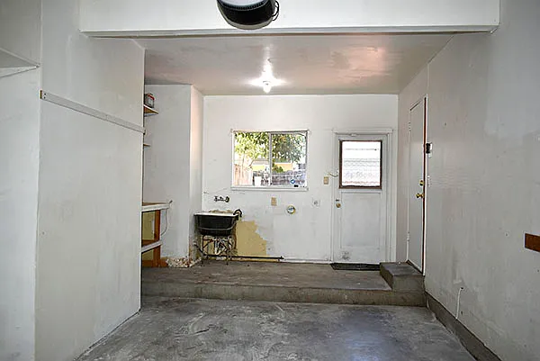 Garage w/laundry area