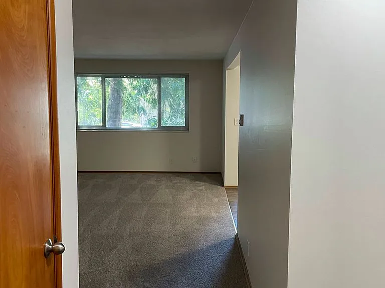 Lewison Place Apartments — Photo 20