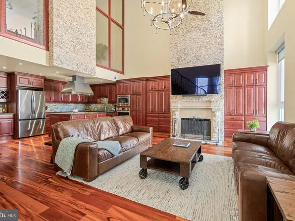 810 Locust St APT 201, Philadelphia, PA 19107