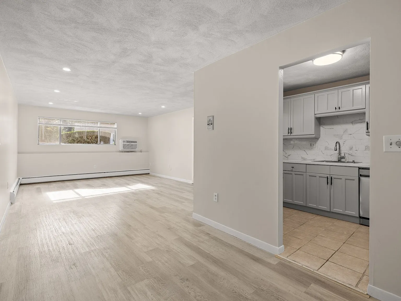 2 bed, 897 sqft, $2,400 — Photo 2