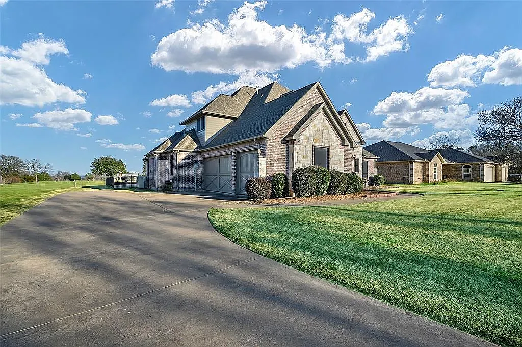 4 bed, 4157 sqft, $4,500 — Photo 1