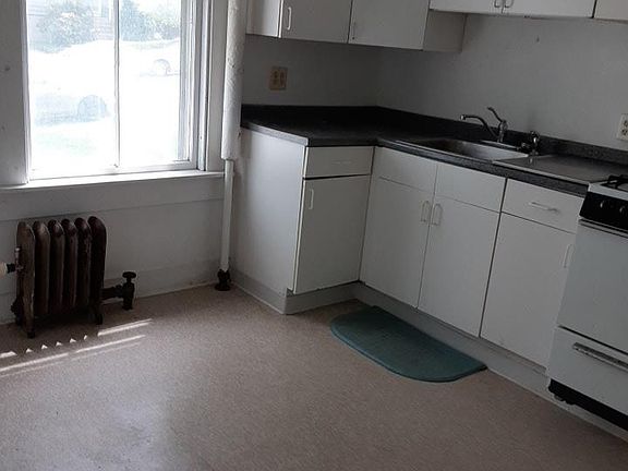 Kitchen -eat in area