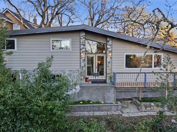 3379 Connorton Ln, Saanich, BC V8P 3K2