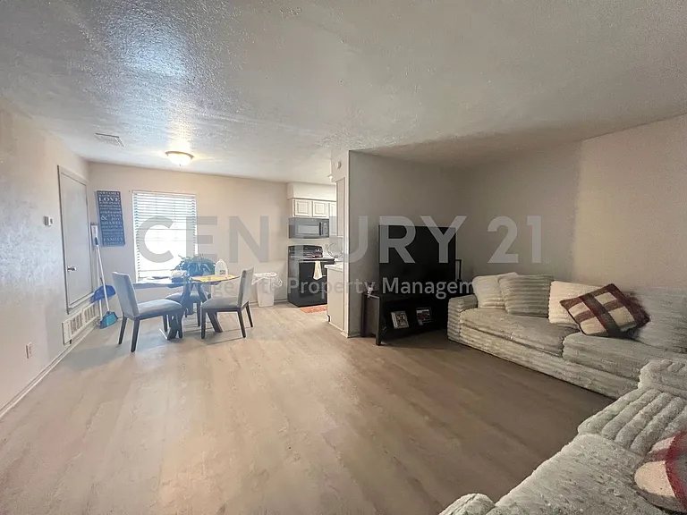 1108 N Elm St #6 — Photo 3