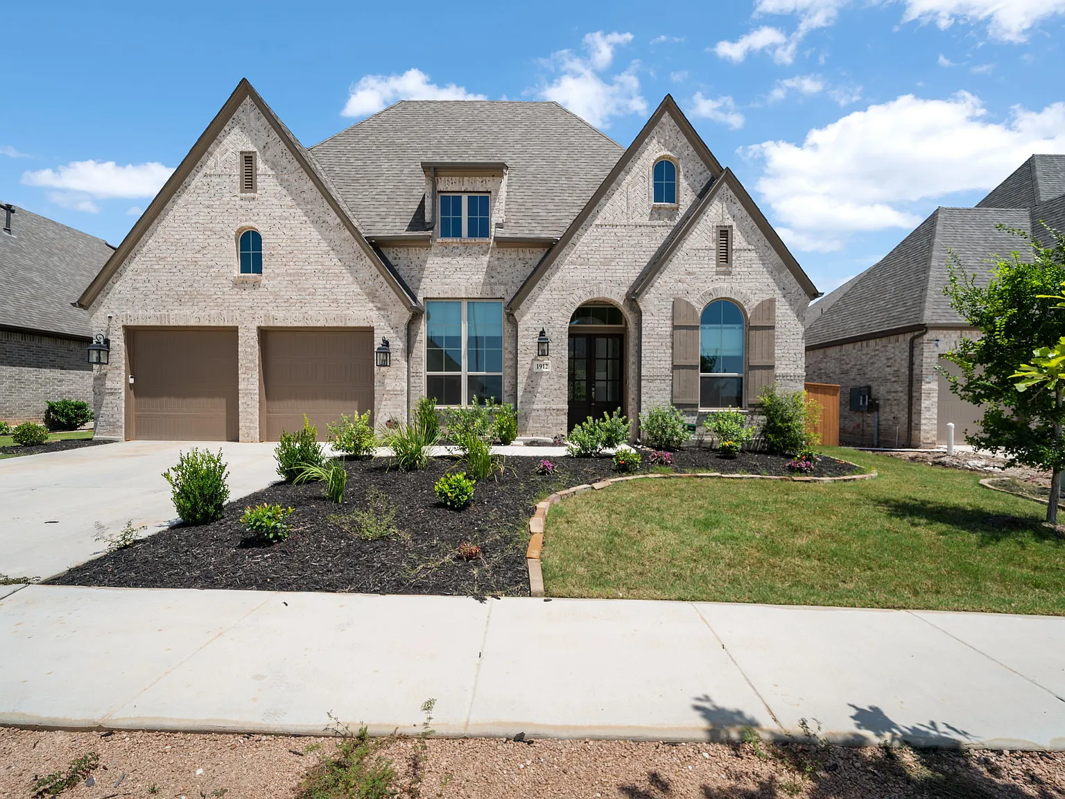 Stunning 4-Bed, 4.5-Bath Home with Pool Access and Private Yard in New Braunfels — Photo 1