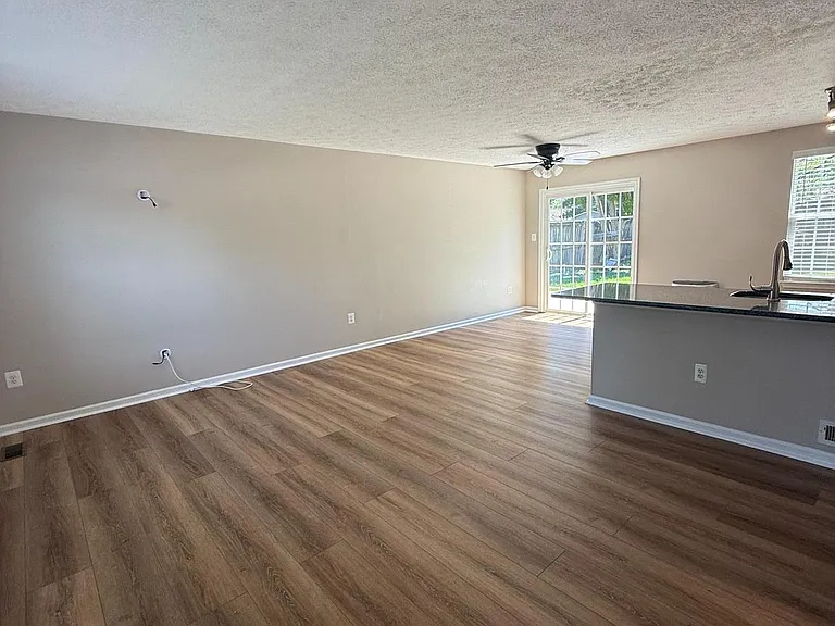 805 London Ct — Photo 3