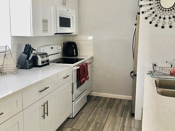Minimalist gray and white subway tile - Renovated kitchen