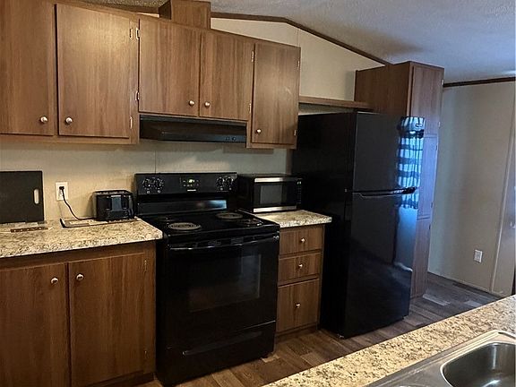 5th image of 631 Stanton St