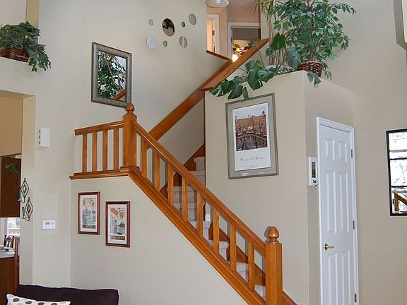 Entry w/Vaulted Ceilings