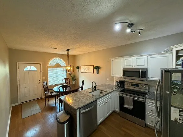 3 bed, 2.5 bath, 1450 sqft, $2,400 — Photo 4