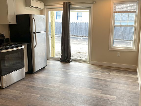 4th image of 18 Imperial St #104