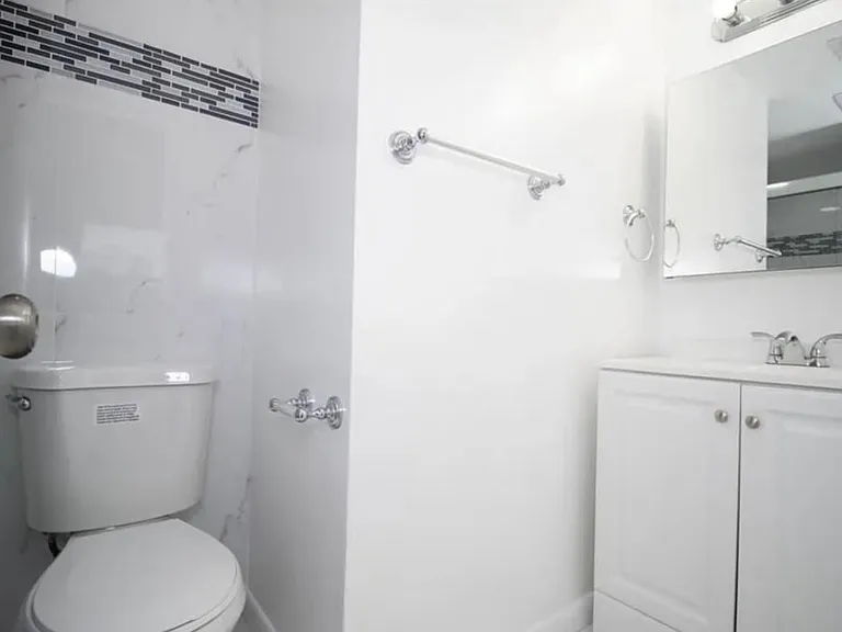 11432 NW 45th St — Photo 3