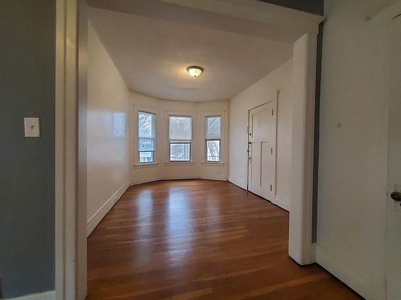 5th image of 827 Blaine St #2W