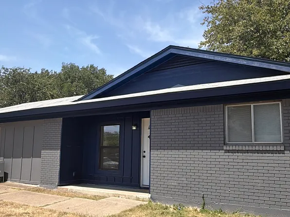 1621 Gill St, Blue Mound, TX 76131