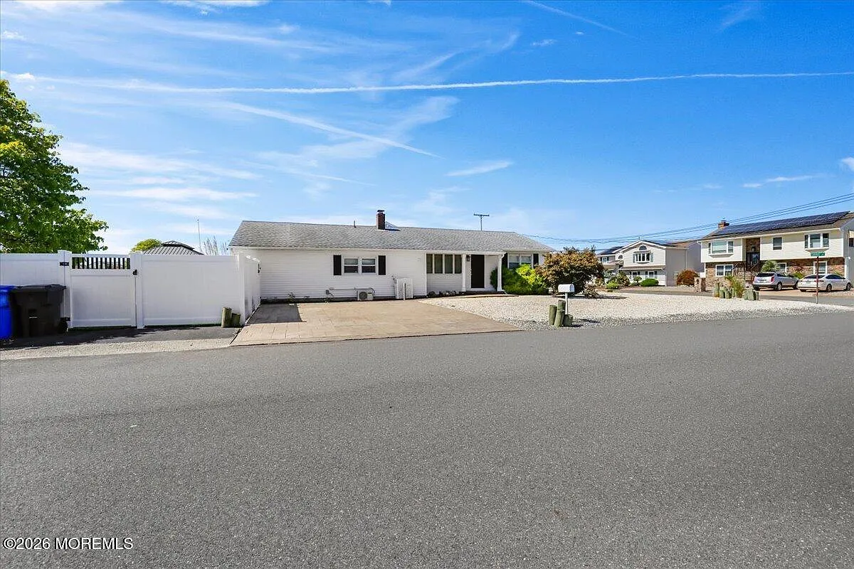 3 bed, 1.5 bath, 1284 sqft, $4,000 — Photo 3