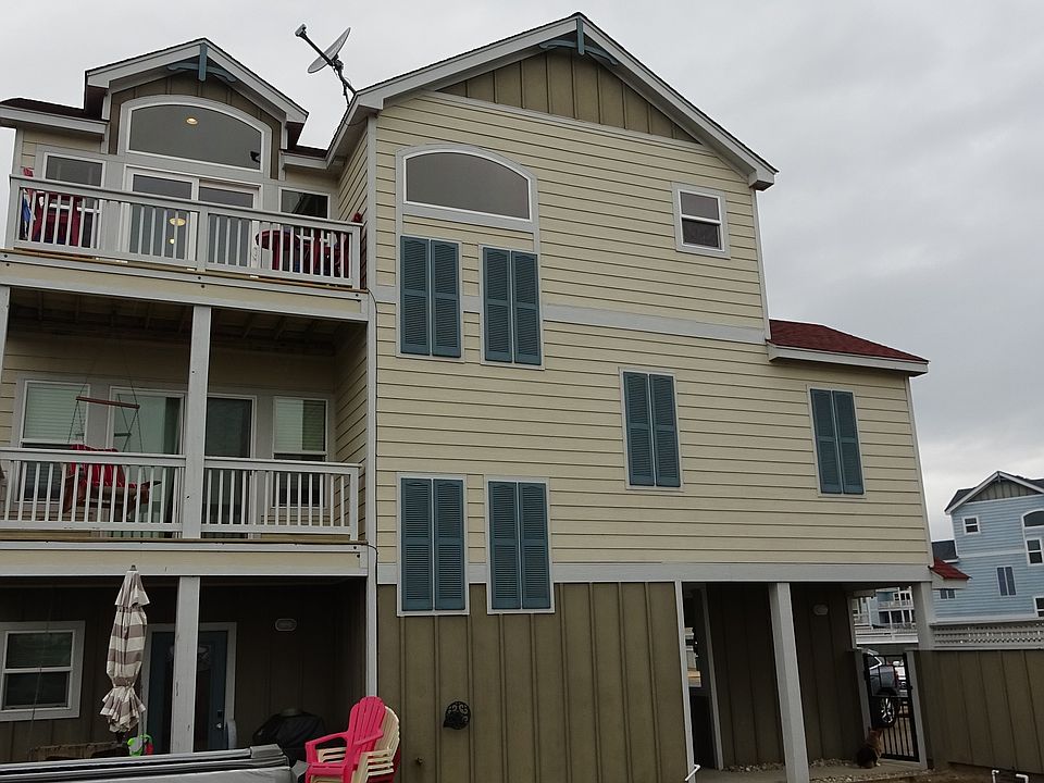 Side from inside courtyard 