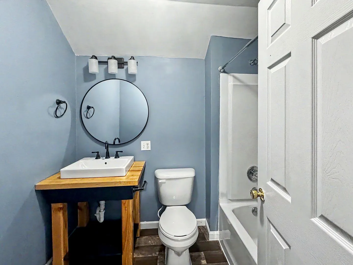 Spacious 4BR/3BA Home with Fenced Yard — Photo 2