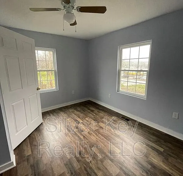 920 E Madison Ave — Photo 10