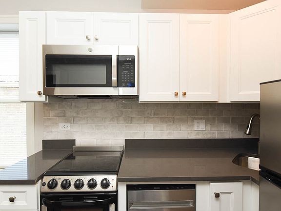 4th image of 640 W Wrightwood Ave #410