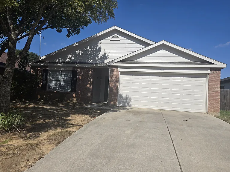 1108 Springcreek Dr — Photo 2