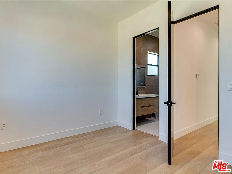 2817 S Redondo Blvd — Photo 16