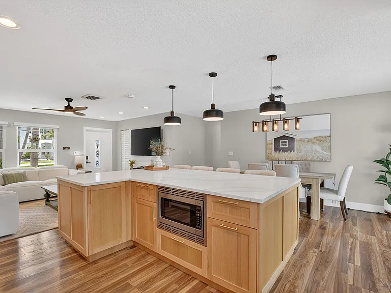 6951 NE 7th Ave — Photo 16