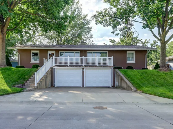 1237 Harrison Dr, Clinton, IA 52732
